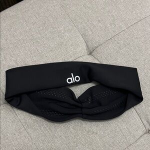 Alo Black Headband